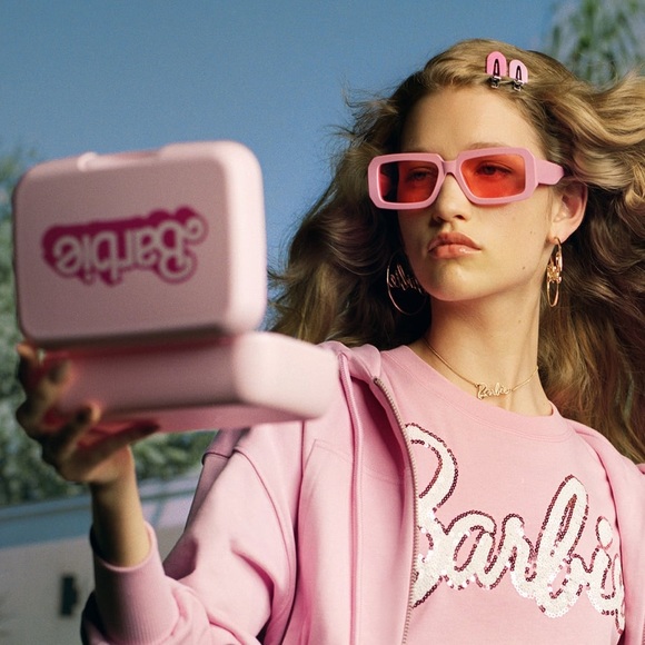 BARBIE™ THE MOVIE ©WARNER BROS. GOLD-PLATED BARBIE NECKLACE - Picture 6 of 16